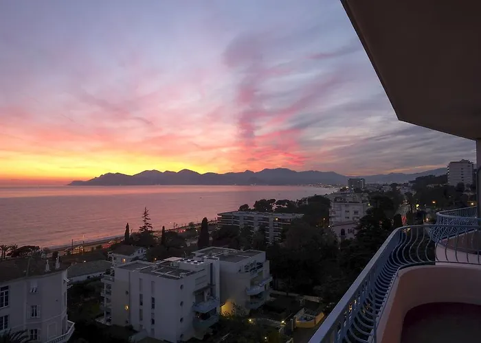 Western - Panoramic View * Cannes